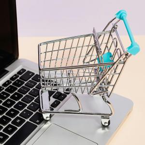 La metà dei sardi acquista sul web