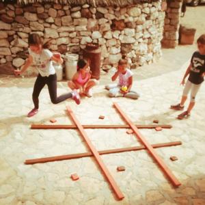 i bambini durante le attività nella fattoria didattica