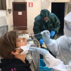 sanitari all'opera contro il coronavirus