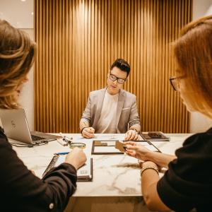 <span>Photo by <a href="https://unsplash.com/@jonathanborba?utm_source=unsplash&utm_medium=referral&utm_content=creditCopyText">Jonathan Borba</a> on <a href="https://unsplash.com/s/photos/recruitment?utm_source=unsplash&utm_medium=referral&utm_content=creditCopyText">Unsplash</a></span> Assunzioni