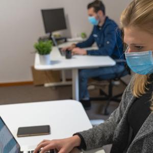 Lavoratori con mascherina