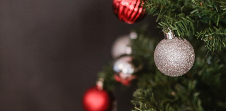 La metà degli italiani è disposta ad accettare i rigori della seconda ondata dell’epidemia solo perché è convinta che a breve arriverà una cura risolutiva o il vaccino. Lo dicono soprattutto i residenti del Sud (il 55,2% rispetto alla media nazionale del 49,7%) e gli anziani (il 53,5%). L’asticella è fissata a Natale: ecco esplicitato l’orizzonte massimo di tenuta psicologica degli italiani all’indomani delle nuove restrizioni. È quanto emerge dal Rapporto Censis-Confimprese «Il valore sociale dei consumi», realizzato con il contributo di Ceetrus, diffuso oggi. Se crollano i consumi, crolla l’Italia. A fine anno, a causa della seconda ondata di restrizioni in aggiunta al primo lockdown, si stima un crollo dei consumi per un valore complessivo di 229 miliardi di euro (-19,5% in termini reali in un anno), a cui sarebbe associato un catastrofico taglio potenziale di posti di lavoro, fino a 5 milioni di unità. Il solo retail subirà una sforbiciata di 95 miliardi di euro di fatturato (-21,6%) e nel comparto si ri Natale