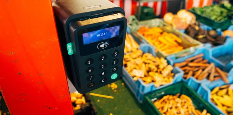 <span>Photo by <a href="https://unsplash.com/@markuswinkler?utm_source=unsplash&utm_medium=referral&utm_content=creditCopyText">Markus Winkler</a> on <a href="https://unsplash.com/s/photos/contactless?utm_source=unsplash&utm_medium=referral&utm_content=creditCopyText">Unsplash</a></span> Commercio