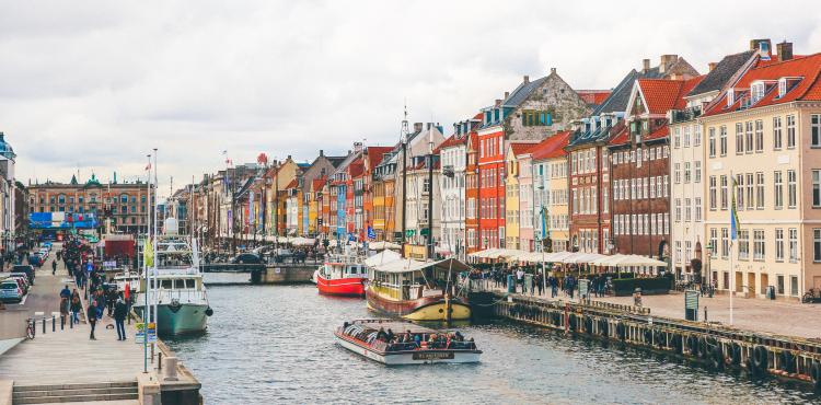 Photo by <a href="https://unsplash.com/@nickkarvounis?utm_source=unsplash&utm_medium=referral&utm_content=creditCopyText">Nick Karvounis</a> on <a href="https://unsplash.com/s/photos/tourism?utm_source=unsplash&utm_medium=referral&utm_content=creditCopyText">Unsplash</a> Turismo