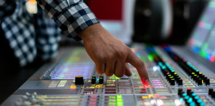 Photo by <a href="https://unsplash.com/@thisisengineering?utm_source=unsplash&utm_medium=referral&utm_content=creditCopyText">ThisisEngineering RAEng</a> on <a href="https://unsplash.com/s/photos/broadcast?utm_source=unsplash&utm_medium=referral&utm_content=creditCopyText">Unsplash</a> Televisioni