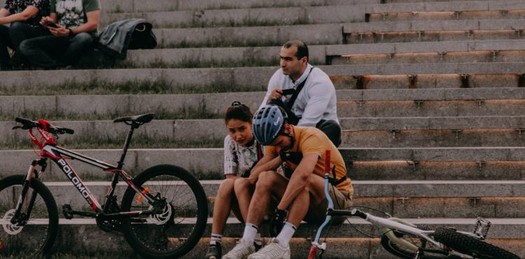 Photo by <a href="https://unsplash.com/@mhlkv_?utm_source=unsplash&utm_medium=referral&utm_content=creditCopyText">Anastasia Mihalkova</a> on <a href="https://unsplash.com/s/photos/riders?utm_source=unsplash&utm_medium=referral&utm_content=creditCopyText">Unsplash</a> Commercio