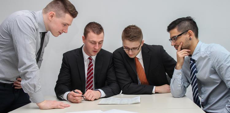 Photo by <a href="https://unsplash.com/@officestock?utm_source=unsplash&utm_medium=referral&utm_content=creditCopyText">Sebastian Herrmann</a> on <a href="https://unsplash.com/s/photos/worker-consultant?utm_source=unsplash&utm_medium=referral&utm_content=creditCopyText">Unsplash</a> Lavoro