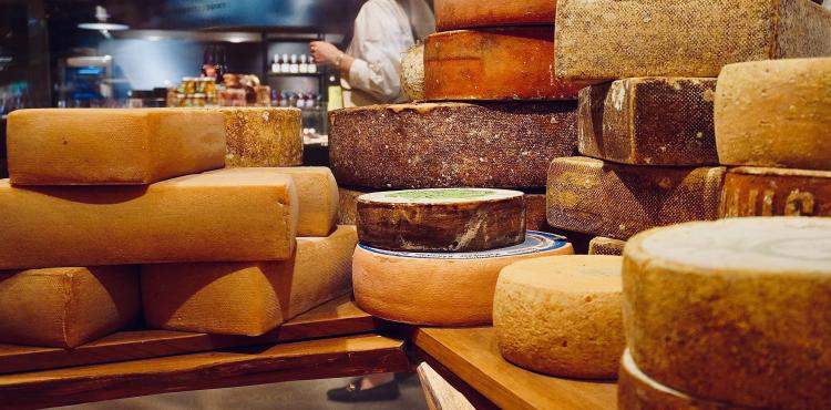 Photo by <a href="https://unsplash.com/@rouichi?utm_source=unsplash&utm_medium=referral&utm_content=creditCopyText">Azzedine Rouichi</a> on <a href="https://unsplash.com/s/photos/fromage?utm_source=unsplash&utm_medium=referral&utm_content=creditCopyText">Unsplash</a> Agroalimentare