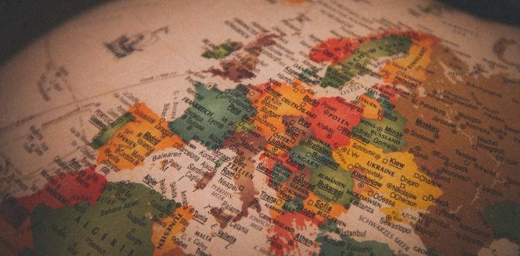 Photo by <a href="https://unsplash.com/@christianlue?utm_source=unsplash&utm_medium=referral&utm_content=creditCopyText">Christian Lue</a> on <a href="https://unsplash.com/s/photos/european-union?utm_source=unsplash&utm_medium=referral&utm_content=creditCopyText">Unsplash</a> Unione europea