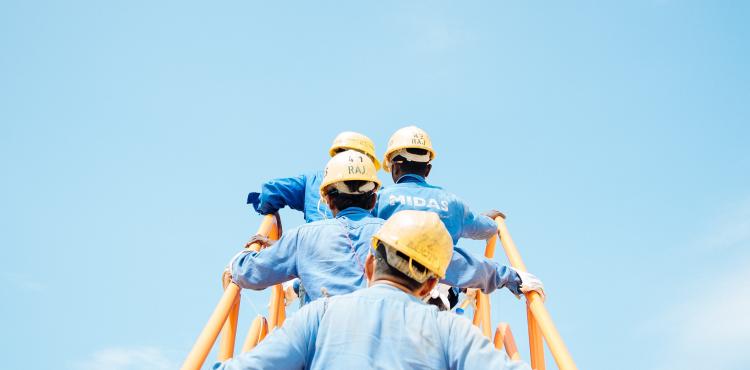 Photo by <a href="https://unsplash.com/@solimonster?utm_source=unsplash&utm_medium=referral&utm_content=creditCopyText">sol</a> on <a href="https://unsplash.com/s/photos/worker?utm_source=unsplash&utm_medium=referral&utm_content=creditCopyText">Unsplash</a> Lavoro