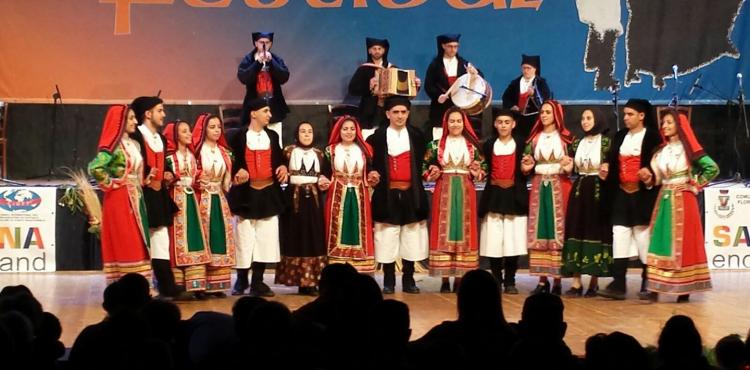 il gruppo folk di Florinas durante un festival internazionale