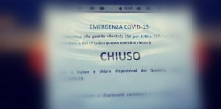 il cartello di chiusura durante la pandemia all'ingresso di un'attività commerciale il cartello di chiusura durante la pandemia all'ingresso di un'attività commerciale
